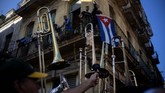 Para personel The Soul Rebels Band dari New Orleans mengangkat instrumen masing-masing penuh bangga di sela gelaran Havana Jazz Plaza Festival. (AP Photo/Ramon Espinosa)