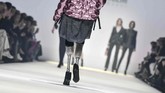 Model, pegiat olahraga dan anggota parlemen asal Italia, Giusy Versace, berjalan di atas catwalk memamerkan koleksi terbaru label fesyen Sportalm Kitzbühel di Mercedes-Benz Fashion Week di Berlin, Jerman. (Jens Kalaene//dpa via AP)