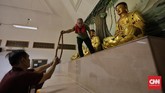 Warga terlihat mencuci patung dewa di Vihara Amurva Bhumi (Hok Tek Tjeng Sin). (CNN Indonesia/Adhi Wicaksono)