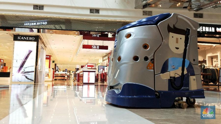 Robot Intel Ibot 2000 beroperasi membersihkan lantai di pusat perbelanjaan di Pondok Indah Mall, Jakarta.
