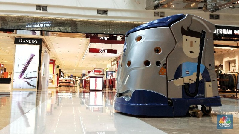 Robot Intel Ibot 2000 beroperasi membersihkan lantai di pusat perbelanjaan di Pondok Indah Mall, Jakarta.