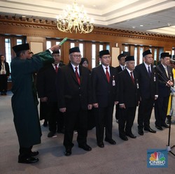 Wimboh Santoso Lantik 15 Pejabat OJK Baru