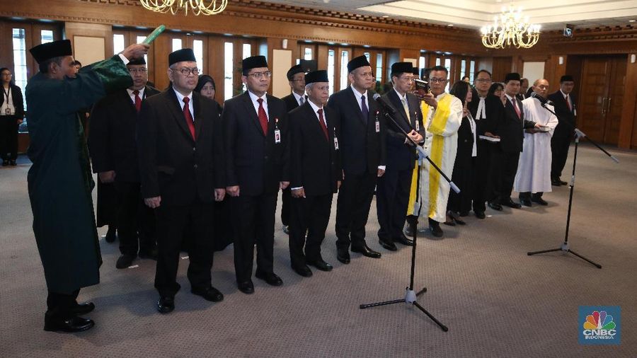 Ketua Dewan Komisioner Otoritas Jasa Keuangan Wimboh Santoso, Jumat (17/1/201) pagi ini melantik 15 pejabat pemimpin Satuan Kerja