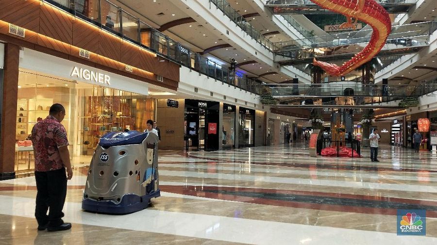 Robot Intel Ibot 2000 beroperasi membersihkan lantai di pusat perbelanjaan di Pondok Indah Mall, Jakarta.
