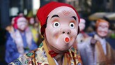 Seniman memakai topeng badut tradisional Jepang di Festival Konpira di Kuil Kotohiragu, Tokyo. Kuil ini didedikasikan kepada para pelaut dan pelayar. (AP/Eugene Hoshiko)