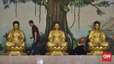 Sejumlah klenteng melakukan ritual pencucian patung dewa menjelang Tahun Baru Imlek 2571 pada 25 Januari 2020. (CNN Indonesia/Adhi Wicaksono)