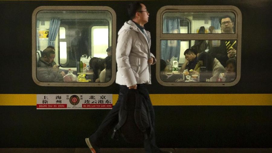 Masyarakat China biasanya melakukan ritual pulang ke kampung halaman alias mudik, untuk dapat merayakan acara spesial tersebut bersama keluarga.