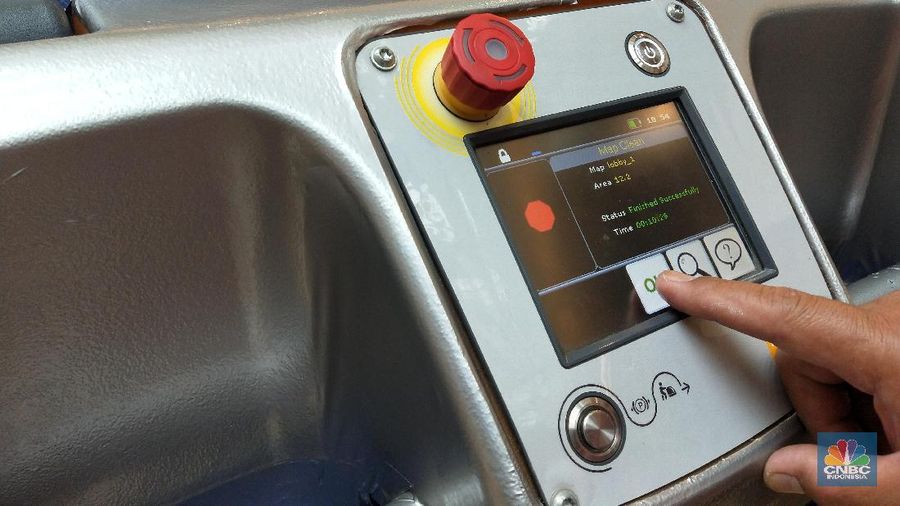 Robot Intel Ibot 2000 beroperasi membersihkan lantai di pusat perbelanjaan di Pondok Indah Mall, Jakarta.