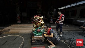 FOTO: Memandikan Patung Dewa untuk Sambut Imlek