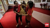 Dengan hati-hati, patung dewa-dewi itu diangkat untuk dibersihkan. (CNN Indonesia/Adhi Wicaksono)