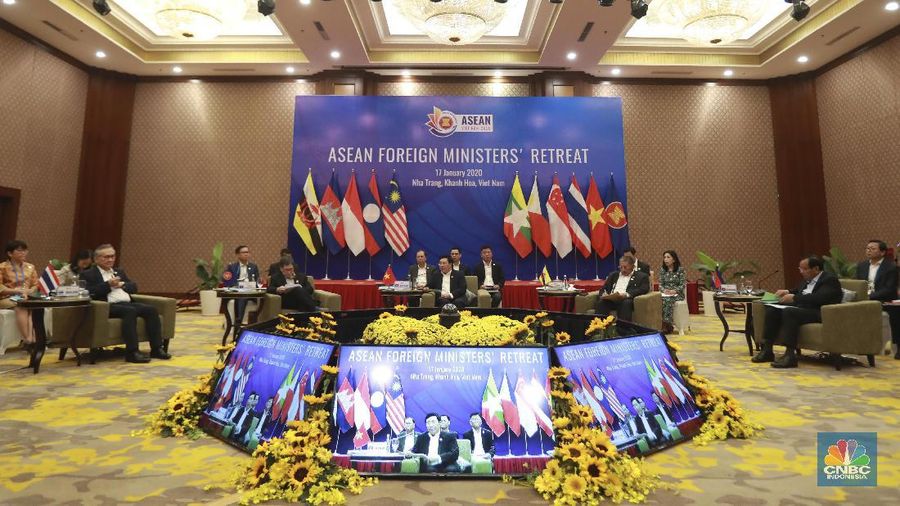 Vietnamese Foreign Minister Pham Binh Minh, center, speaks at a meeting in Nha Trang, Vietnam on Friday, Jan. 17, 2020. The ASEAN foreign ministers hold their annual retreat to discuss regional and international issues and to set out priorities for the rest of the year, in which Vietnam holds the rotating chair of the bloc. (AP Photo/Hau Dinh)