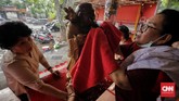 Tradisi membersihkan patung dianggap memiliki makna sebagai refleksi terhadap manusia secara pribadi, agar juga membersihkan diri, terutama hati, pikiran dan nurani. (CNN Indonesia/Adhi Wicaksono)