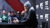 Conor McGregor yakin bisa mengalahkan Donald Cerrone dengan kemenangan KO. McGregor berambisi meraih gelar di kelas welter. (AP Photo/John Locher)