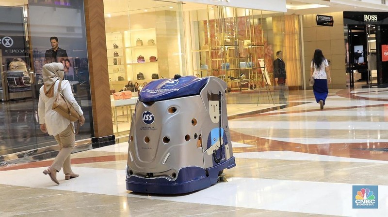 Robot Intel Ibot 2000 beroperasi membersihkan lantai di pusat perbelanjaan di Pondok Indah Mall, Jakarta.