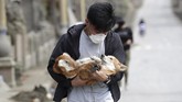 Petugas keamanan menjaga daerah pemukiman untuk menghalau warga yang nekat kembali ke rumah mereka. (AP Photo/Aaron Favila)