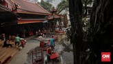 Warga mencuci patung dewa di Vihara Amurva Bhumi (Hok Tek Tjeng Sin) di Jakarta, Jumat (17/1). (CNN Indonesia/Adhi Wicaksono)