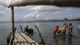 Hingga Selasa (14/1) tercatat lava panas setinggi 800 meter dimuntahkan ke udara diserta 350 gempa vulkanik sejak Minggu (12/1). (AP Photo/Basilio Sepe)
