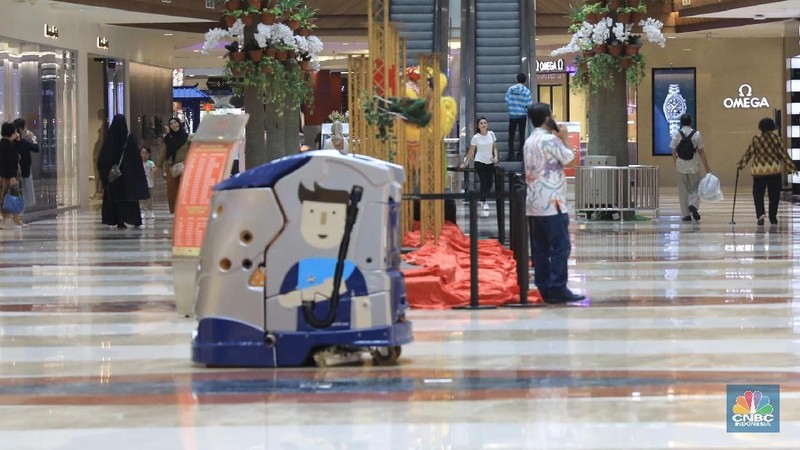 Robot Intel Ibot 2000 beroperasi membersihkan lantai di pusat perbelanjaan di Pondok Indah Mall, Jakarta.