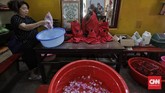 Warga mencuci patung dewa di Vihara Amurva Bhumi (Hok Tek Tjeng Sin) di Jakarta. (CNN Indonesia/Adhi Wicaksono)