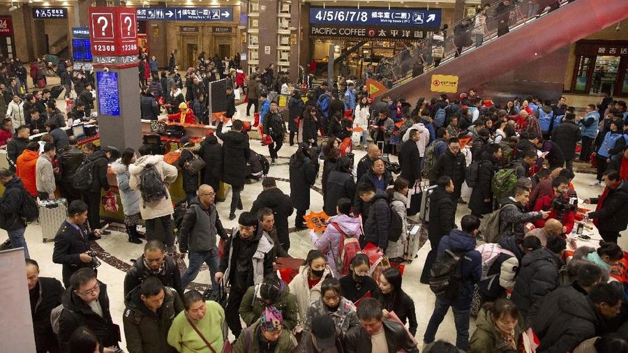 Masyarakat China biasanya melakukan ritual pulang ke kampung halaman alias mudik, untuk dapat merayakan acara spesial tersebut bersama keluarga.