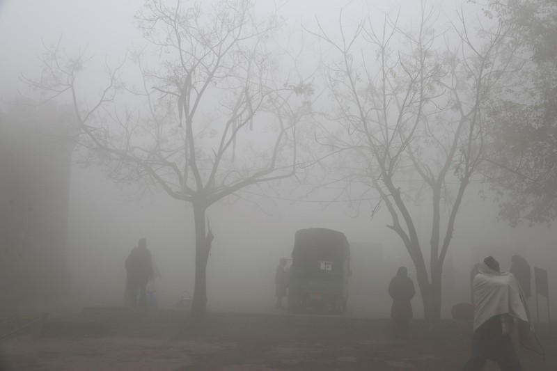 Kendaraan bergerak lambat di jalan saat kabut asap menyelimuti daerah tersebut, di Lahore, Pakistan, Minggu, 3 November 2024. Kendaraan bergerak lambat di jalan saat kabut asap menyelimuti daerah tersebut, di Lahore, Pakistan, Minggu, 3 November 2024. (AP Photo/K.M. Chaudary)