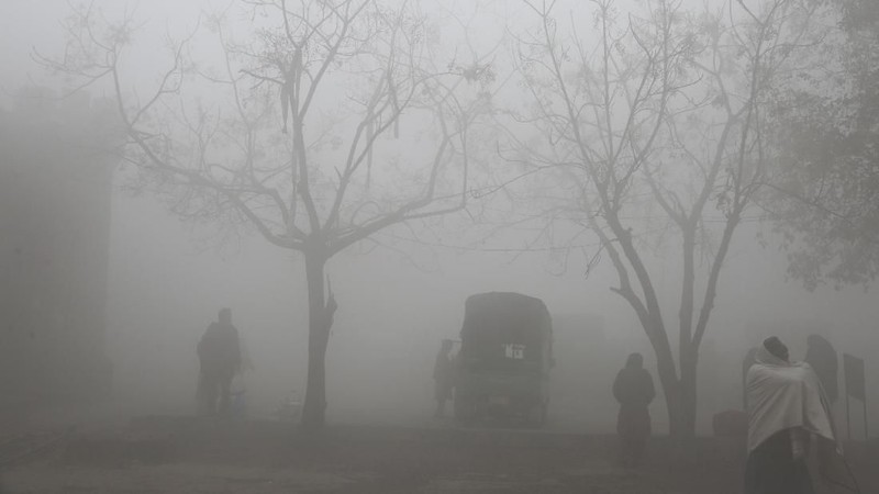 Kendaraan bergerak lambat di jalan saat kabut asap menyelimuti daerah tersebut, di Lahore, Pakistan, Minggu, 3 November 2024. (AP Photo/K.M. Chaudary)