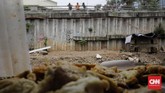Duka lainnya, saat ada pembeli yang lupa memasukkan uangnya ke dalam ember setelah memesan makanan. Musim penghujan ini juga membuat penjualan sedikit terhambat. (CNN Indonesia/ Adhi Wicaksono).