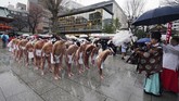 Warga Jepang punya ritual unik setiap tahun baru; mereka mandi air es di awal tahun sebagai bagian dari festival ketahanan diri atas suhu dingin. (AP Photo/Eugene Hoshiko)