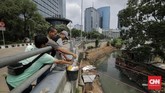 Begitulah suasana setiap jam istirahat di tepi Kali Mampang tepatnya di Kampung Kabelan, Mampang, Jakarta Selatan. Persis di belakang Hotel Four Season, sederet warung berjualan melintasi sungai. (CNN Indonesia/ Adhi Wicaksono).
