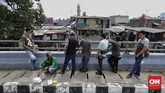 Selagi pesanan diracik, para pekerja pria mengistirahatkan tubuh yang lelah. Sedangkan pekerja wanita, sekadar berbincang dengan rekannya. (CNN Indonesia/ Adhi Wicaksono).