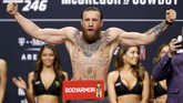 Conor McGregor menunjukkan bobot tubuh proposional. McGregor mengklaim dalam kondisi terbaik jelang laga lawan Cerrone. (Steve Marcus/Getty Images/AFP)