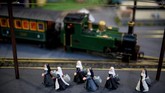 Para pengunjung juga bisa mencoba simulator penerbangan dari komunitas miniatur pesawat. (Photo by Tolga Akmen / AFP)