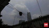 Begitulah suasana setiap jam istirahat di tepi Kali Mampang tepatnya di Kampung Kabelan, Mampang, Jakarta Selatan. Persis dibelakang Hotel Four Season sederet warung berjualan melintasi sungai. (CNN Indonesia/ Adhi Wicaksono).