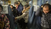 Pusat-pusat transportasi akan meningkatkan disinfeksi, pengawasan, dan pencegahan penyebaran virus itu. (AP Photo/Mark Schiefelbein)