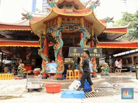 Begini Penampakan Bersih-Bersih di Vihara Jelang Imlek