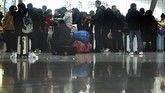 Imlek menjadi momen bagi pertemuan keluarga sekali dalam setahun bagi mereka yang bekerja di luar kota. (Chinatopix via AP)