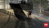 Pemerintah Provinsi (Pemprov) DKI Jakarta meresmikan taman bermain skate board (skatepark) di kolong jalan layang Pasar Rebo, Jakarta Timur.