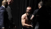 Conor McGregor dijanjikan duel perebutan gelar kelas ringan bila menang lawan Donald Cerrone. (Steve Marcus/Getty Images/AFP)