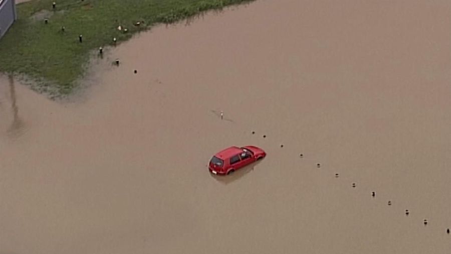 Hujan deras menghantam bagian negara bagian New South Wales dan Queensland di Australia pada Sabtu yang menyebabkan banjir