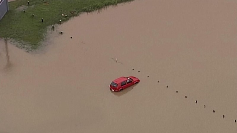 Hujan deras menghantam bagian negara bagian New South Wales dan Queensland di Australia pada Sabtu yang menyebabkan banjir