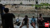 Enam warung eretan yang dikelola warga Kebalen ini sudah ada sejak 3 tahun lalu. Sebelumnya merupakan warung biasa yang ramai dikunjungi pembeli karena adanya jembatan penghubung Kali Mampang. Menggunakan tali tambang dan ember untuk mengantarkan makanan. (CNN Indonesia/ Adhi Wicaksono).