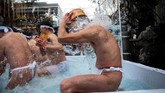 Ritual mandi air es ini dikenal dengan sebutan