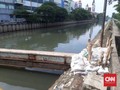 Tanggul Kali Sekretaris Bocor, Ditambal Pakai Karung Pasir