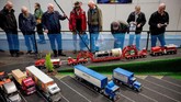 Anak-anak juga bisa mencoba sendiri membuat miniatur yang mereka inginkan. membuat mosaik Lego raksasa, bereksperimen dengan miniatur percobaan, atau berburu harta karun. (Photo by Tolga Akmen / AFP)