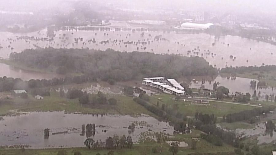Hujan deras menghantam bagian negara bagian New South Wales dan Queensland di Australia pada Sabtu yang menyebabkan banjir