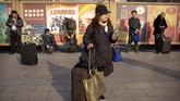 Para pemudik memadati stasiun kereta api dan bandara untuk pulang ke kampung halaman mereka masing-masing. (AP Photo/Mark Schiefelbein)
