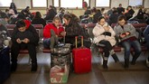 Namun, tahun ini momen mudik bakal diawasi lebih ketat untuk menghindari penyebaran wabah pneumonia. (AP Photo/Mark Schiefelbein)