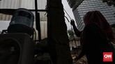 Bukan tanpa resiko berjualan seperti ini, suatu hari ember eretan pernah terjatuh kesungai bersama nasi bungkus dan uang kembalian para pembeli. (CNN Indonesia/ Adhi Wicaksono).