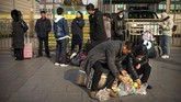 Momen ini jadi peristiwa mudik terbesar di dunia lantaran 3 miliar warga China bakal bepergian ketika Imlek menjelang. (AP Photo/Mark Schiefelbein)
