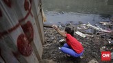 Kini para pedagang menggunakan tali tambang itu terbentang dari jembatan menuju warungnya di Kampung Kebalen, Jalan Poncol, Mampang Prapatan, Jakarta Selatan. (CNN Indonesia/ Adhi Wicaksono).
